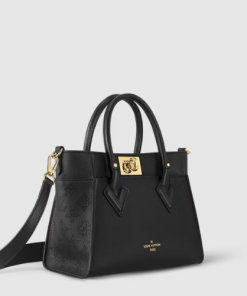 Alternative view of Louis Vuitton M21546 On My Side PM