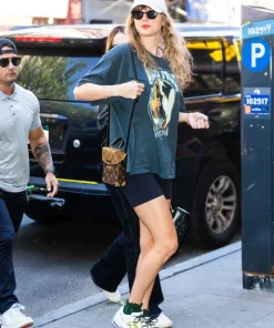 Taylor Swift Carry This LV Camera Box